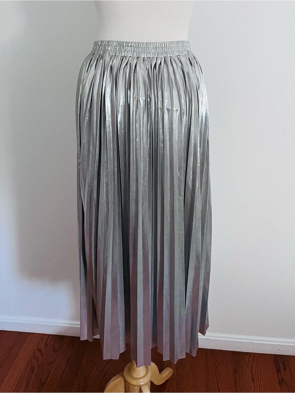 Wishlist Pleated Silver Metallic MIdi Skirt Small NWOT - Picture 2 of 4